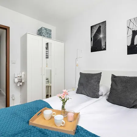 White And Grey With Parking Close To Tauron Arena By Renters קרקוב