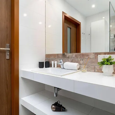 White And Grey With Parking Close To Tauron Arena By Renters קרקוב